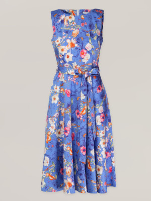 Niebieska sukienka w kolorowe kwiaty