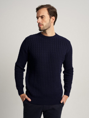 Granatowy sweter w warkocze