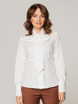 Biała bluzka o prostym kroju w drobne wypustki