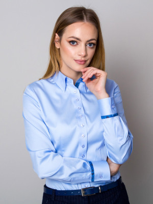 Błękitna bluzka typu long size z kontrastami
