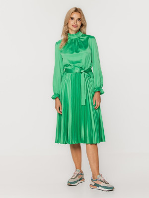 Zielona sukienka ze stójką i plisowaniem 