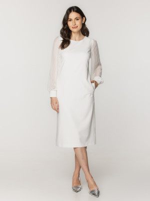 Biała sukienka ze stylowymi rękawami