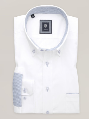 Biała klasyczna koszula z niebieskimi kontrastami
