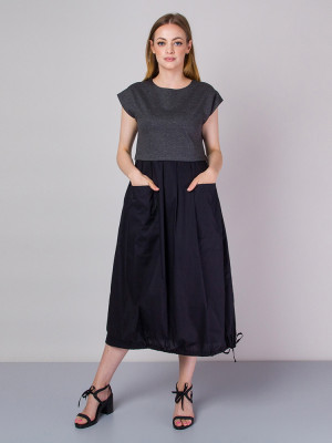 Długa szaro-czarna sukienka z krótkim rękawem