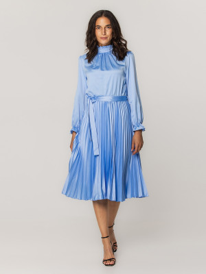 Błękitna sukienka ze stójką i plisowaniem 