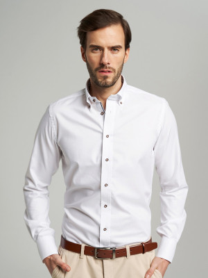 Biała taliowana koszula z brązowymi kontrastami