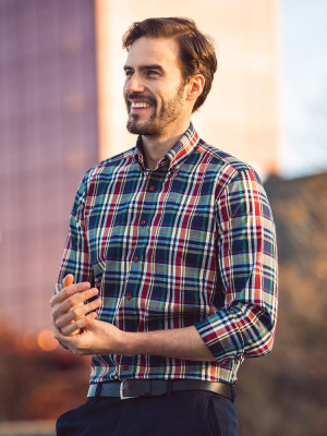 Granatowa taliowana koszula w kolorową kratę
