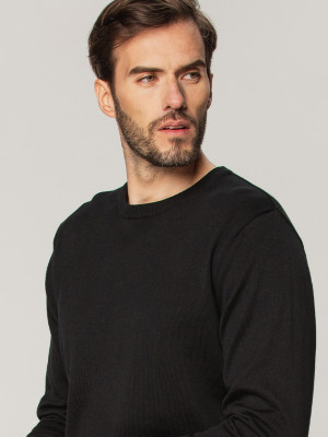 Czarny sweter z okrągłym dekoltem