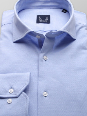 Błękitna taliowana koszula o gładkiej fakturze