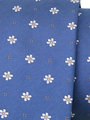 Niebieski krawat w białe kwiaty