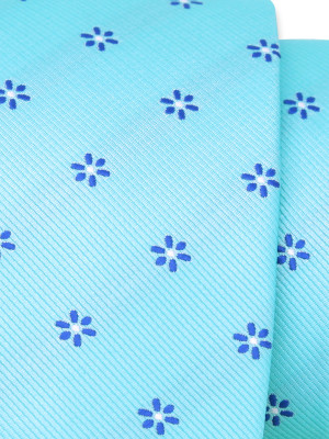 Błękitny krawat w granatowe kwiatki