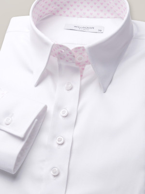 Biała bluzka z kontrastami w różowe serca