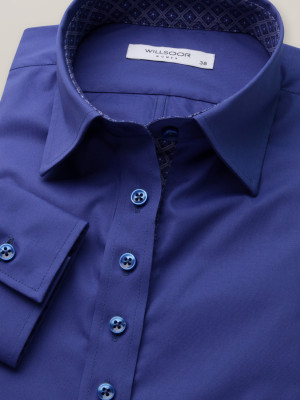 Klasyczna modrakowa bluzka z kontrastami