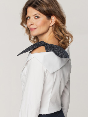 Biała bluzka z czarną kokardą na ramieniu