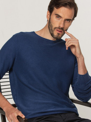 Niebieski sweter z okrągłym dekoltem
