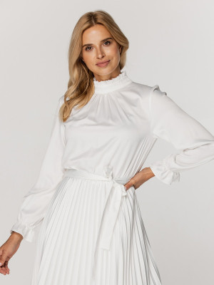 Biała sukienka ze stójką i plisowaniem 