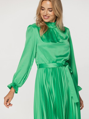 Zielona sukienka ze stójką i plisowaniem 