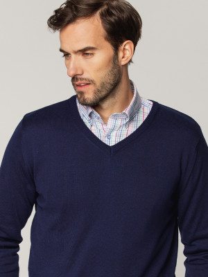 Granatowy sweter z dekoltem w szpic