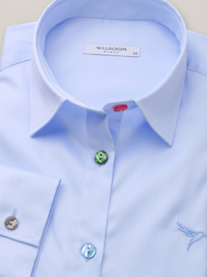 Błękitna bluzka o prostym kroju z dużymi kolorowymi guzikami
