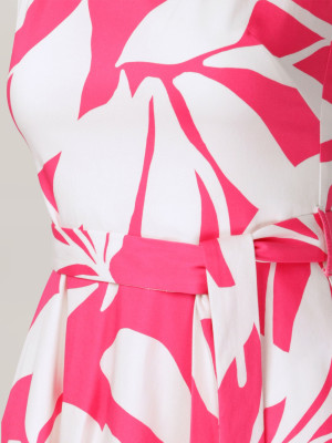 Sukienka w białe i różowe kwieciste wzory