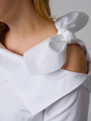 Biała bluzka z kokardą na ramieniu