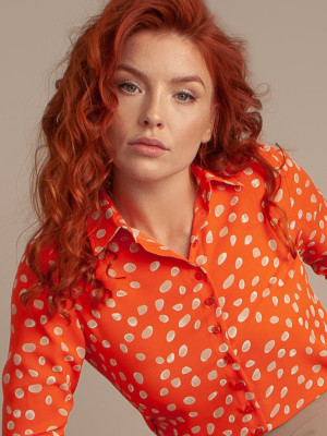 Pomarańczowa bluzka w beżowe oczka