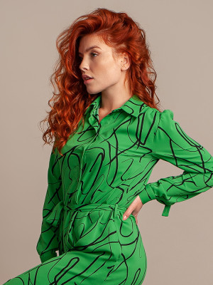 Długa zielona sukienka koszulowa w maziaje