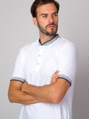 Biała koszulka polo z kontrastową stójką