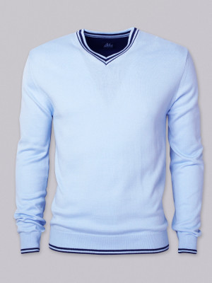 Błękitny sweter z granatowymi kontrastami