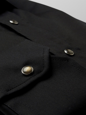 Czarna taliowana koszula z perłowymi napami