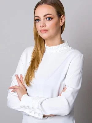 Bluzka w kolorze ecru ze zdobioną stójką