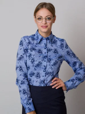 Niebieska bluzka w kwiaty