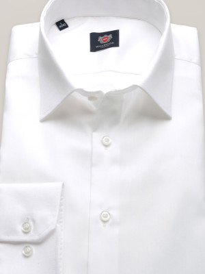 Biała klasyczna koszula z klasycznym kołnierzykiem