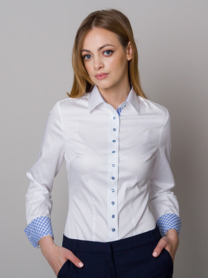 Klasyczna biała bluzka z kontrastami