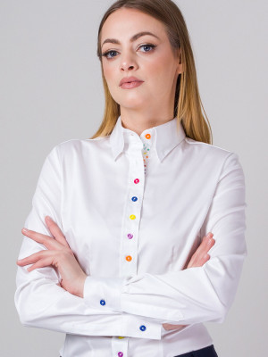 Klasyczna biała bluzka z kolorowymi kontrastami