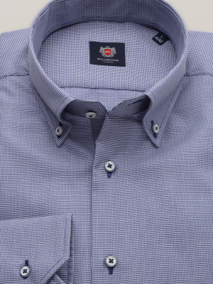 Niebieska taliowana koszula w drobny wzór