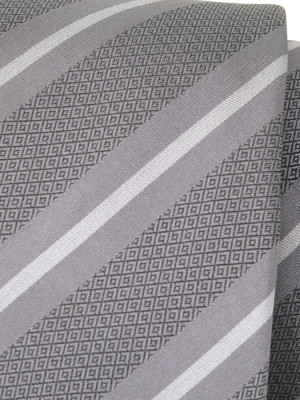 Srebrny jedwabny krawat we wzorzyste paski