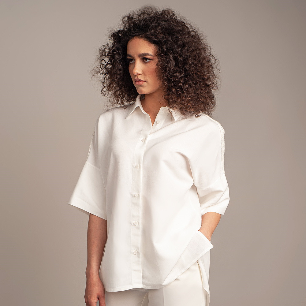 Biała bluzka typu oversize z szydełkowym wykończeniem