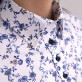 Biała bluzka w niebieskie i brązowe kwiaty