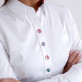 Biała bluzka z dużymi kolorowymi guzikami