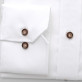 Biała taliowana koszula z brązowymi kontrastami