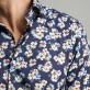 Granatowa taliowana koszula w kwiaty