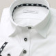 Klasyczna biała bluzka z granatowymi kontrastami