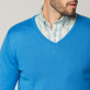 Niebieski sweter z dekoltem w szpic