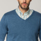 Niebieski sweter z dekoltem w szpic