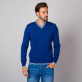 Niebieski sweter z białymi kontrastami