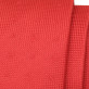 Wąski czerwony krawat w delikatny wzór