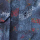 Granatowa taliowana koszula w kolorowe pióra