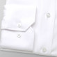 Biała taliowana koszula z klasycznym kołnierzykiem