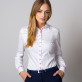 Klasyczna biała bluzka z różowymi kontrastami